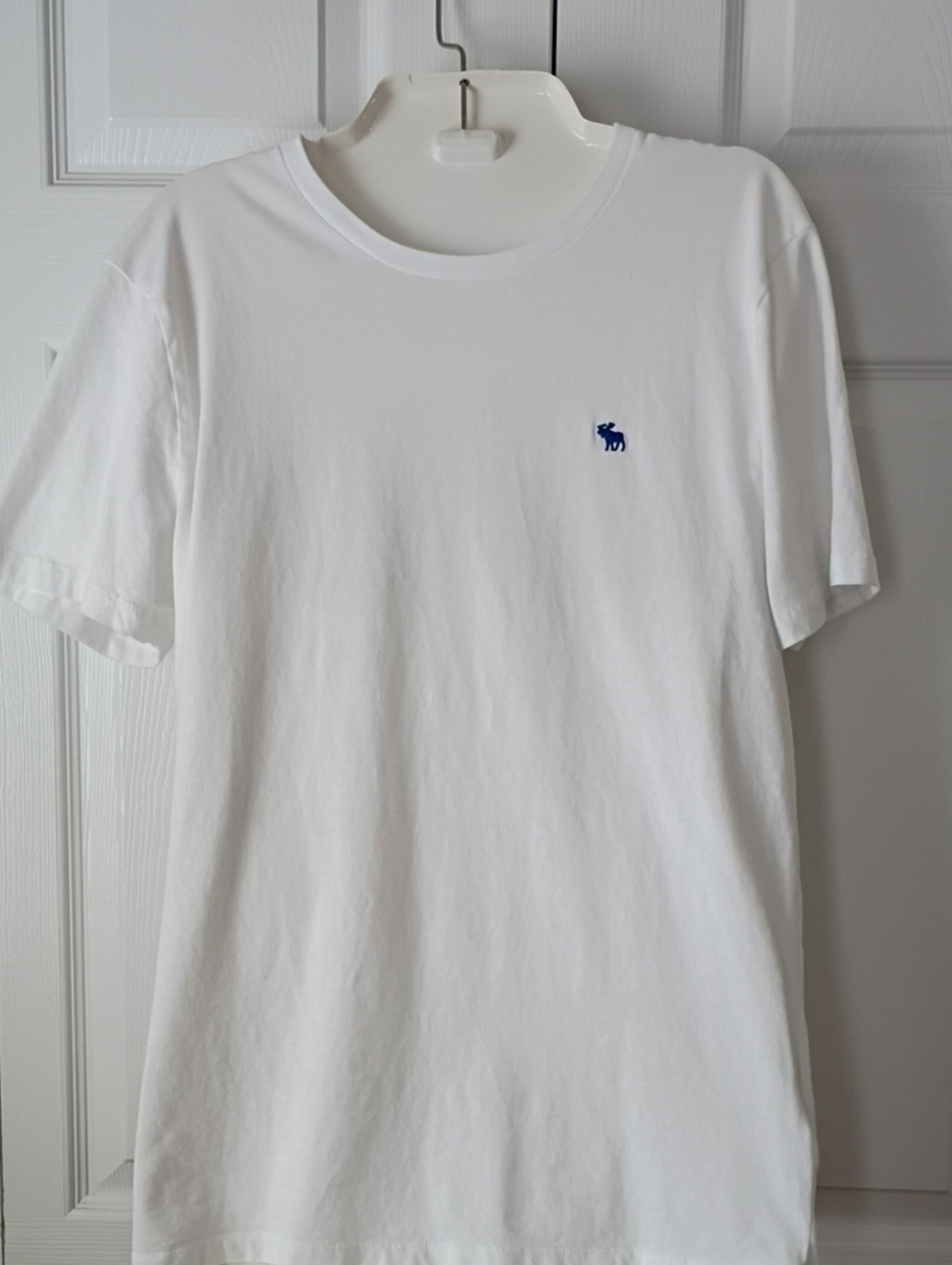 Abercrombie & Fitch White Short Sleeve Tee with Blue Embroidered Moose Size L